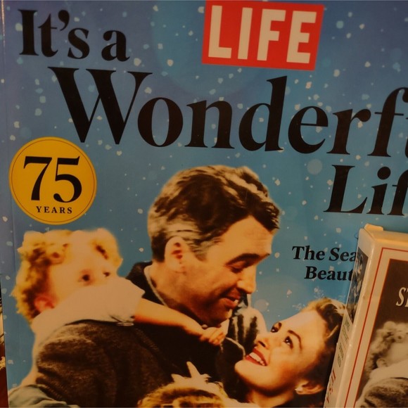 IT’S A WONDERFUL LIFE 2022 THE COMPLETE GUIDE 75th ANNIVERSARY MAGAZINE Plus VHS - Picture 9 of 15